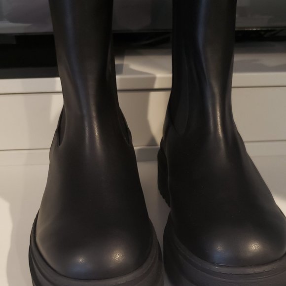 NWT: Good American Chelsea Boots Lug Sole Pull On Leather, Size 12 - Picture 4 of 6